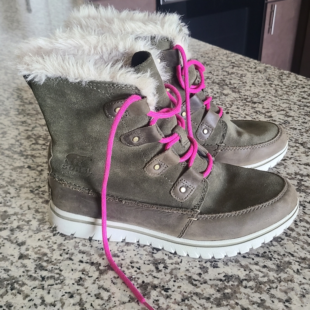Sorel Waterproof Boots, Size 9, hunter green color with original pink laces
